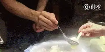 姑娘吃冰淇淋鼻孔直冒仙气
