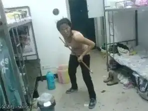 搞笑图片翘臀美女独有的玩手机姿势
