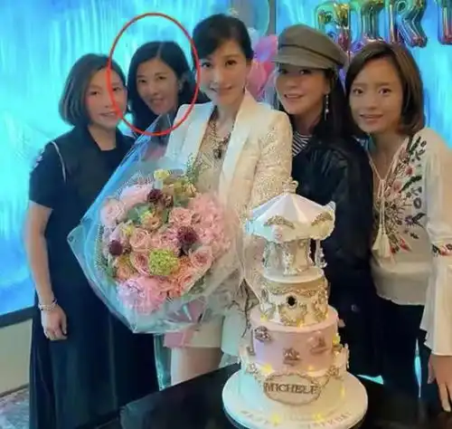 50岁李嘉欣携亲姐参加阔太聚会,姐妹容貌相差悬殊,却都嫁入豪门
