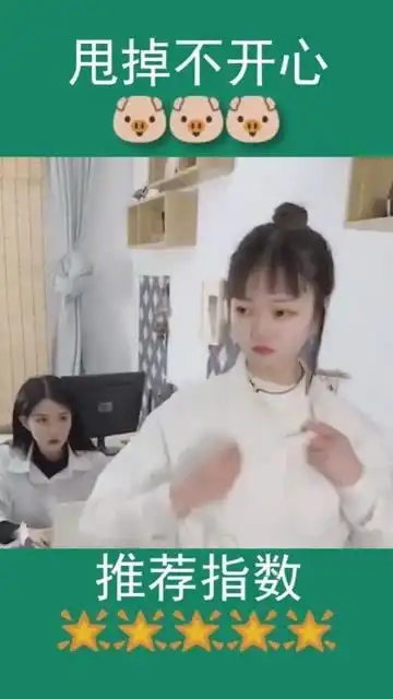 搞笑小伙对美女说她扣子开了,美女开始往身上找,结果真逗
