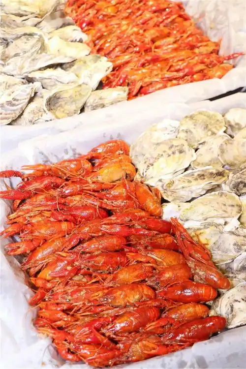小龙虾自助狂热开启海鲜大咖锅vs明星龙鱼锅夏天就这样吃在沃尔玛楼上
