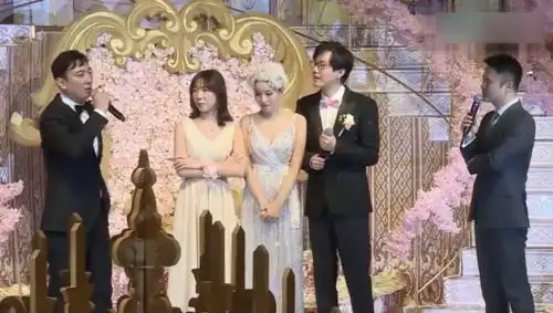 王思聪在酒神婚礼上,爆笑调侃新婚夫妻,现场气氛非常活跃
