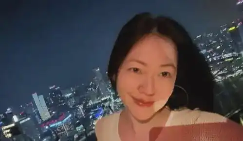小s一家在新加坡现身三姐妹带妈招摇,美得惊人,完胜大s
