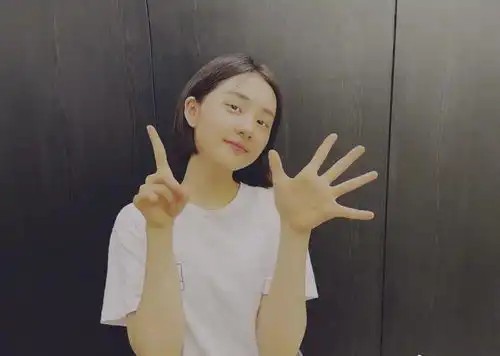 孙莉晒大女儿三连拍,黄多多手戴9个戒指,这一次网友彻底炸了
