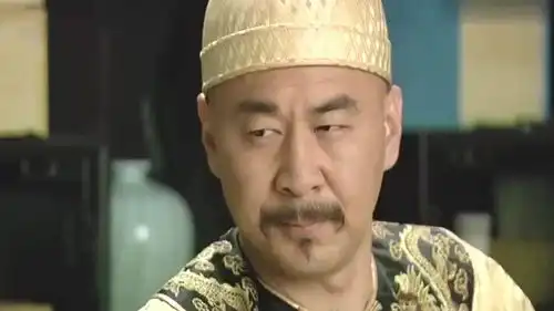 甄嬛传皇上夸颂芝华妃怒气难耐身边太监劝华妃要装大度
