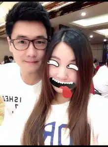 请问这张图片是用什么p图软件p出来的,还有那眼睛和嘴这些搞笑表情在哪...
