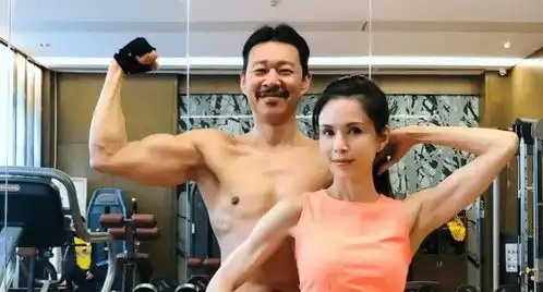 张丰毅的老婆向闺蜜们显摆老公的8块腹肌,却把张丰毅搞得很尴尬
