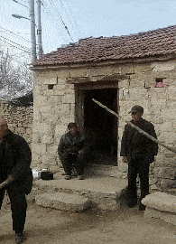 搞笑图片看着她坐过好几站了,我还在犹豫要不要叫醒她
