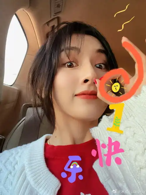 组图宋祖儿儿童节晒搞怪自拍照自制表情包童趣又可爱

