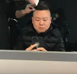 小岳岳说手机里没自拍照网友献上珍藏的表情包
