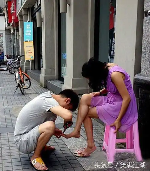 幽默段子吃西餐,正默默的打算点鹅肝,再开瓶一千多的红酒
