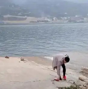 硬汉于震私下竟如此搞笑舞姿夸张将鞋子甩飞,令人捧腹大笑
