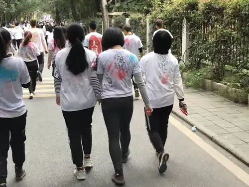 爆笑看了今天彩色跑的照片,食堂阿姨都笑得手抖
