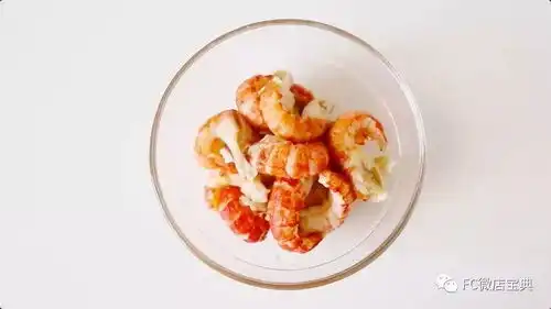 一锅在手,美食我有想吃小龙虾披萨盘它
