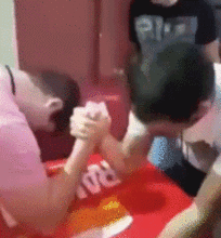 搞笑gif趣图怪不得单身呢,竟然没一个过来帮妹子的
