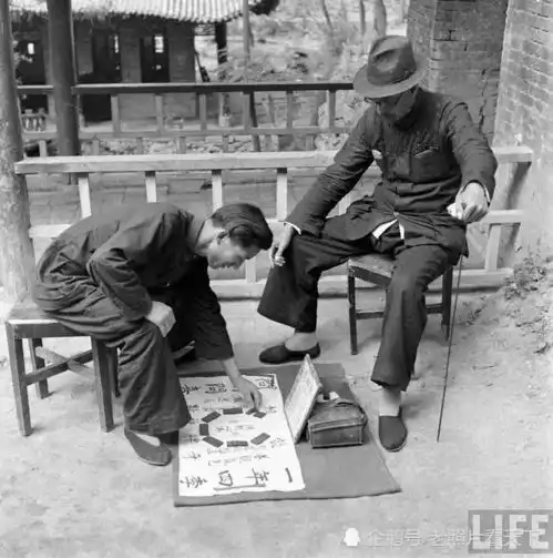 1947年陕西临潼一算命先生帮人算命现场实拍照片
