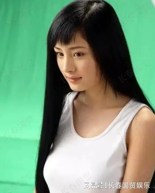 杨幂16岁美照曝光,长发飘飘清纯甜美,与陈坤合作满眼崇拜
