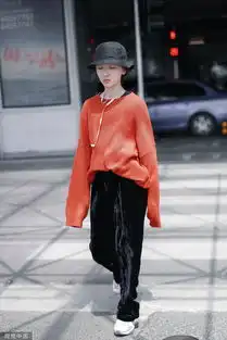 组图周冬雨戴渔夫帽双指点脸搞怪套oversize毛衣摆臂前行
