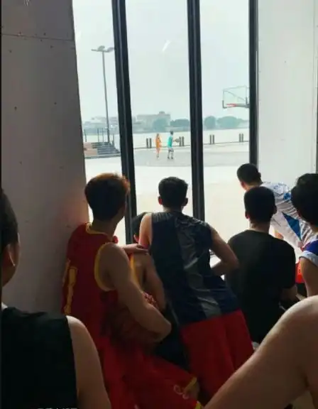 躺在地上的是不是叫至尊宝
