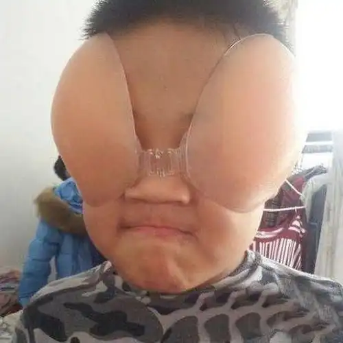 幽默段子,今天在公交车上被两个妹子挤了
