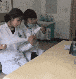 搞笑gif段子这就是霸气侧漏的轮滑技术
