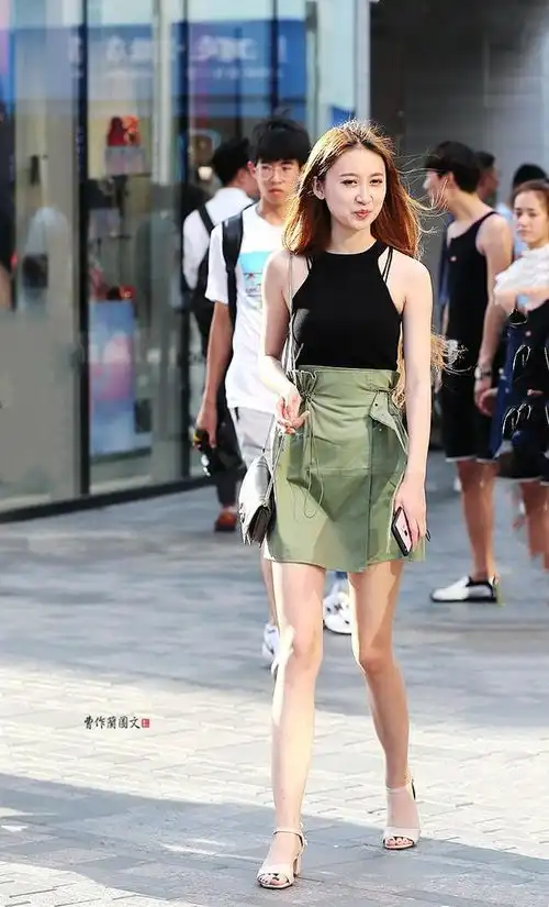 街拍一字带凉鞋美女,满满的女人味儿
