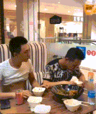 搞笑gif动态图两个大男人这是在搞什么
