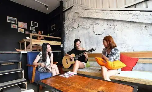 青年旅社一晚上才几十元,但男女混住你能接受吗网友有趣
