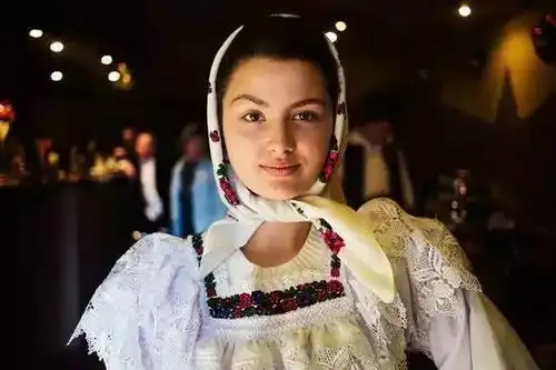 她走遍60多个国家,拍了全世界的美女图,但没有一张网红脸
