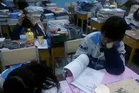 幽默搞笑段子集居然有人带着大蒜逛美术馆,哈哈哈哈哈哈哈
