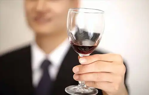 年龄大了要戒酒吗建议60岁后,喝酒牢记4不喝,都看看吧
