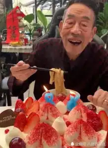 郭德纲给太师傅祝寿,桌上的蛋糕却意外抢镜,看完后网友不淡定了
