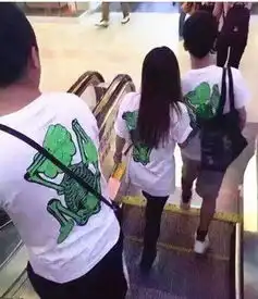 搞笑图片撞衫不可怕,谁是单身谁尴尬
