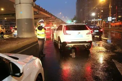 昨天下了一夜雨,千名哈尔滨交警在路上
