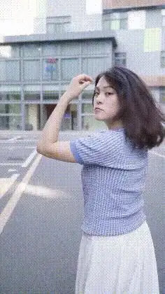 搞笑gif趣图这样的妹子走在街上,简直是让别人无路可走
