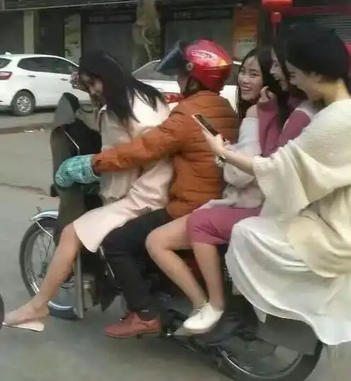妹子,不能喝酒别喝了,你看你这次丢脸的,在厕所就睡着了
