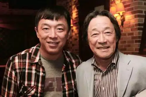 黄渤擒获2017年金爵奖影帝,获奖感言说了这一句话爆笑全场
