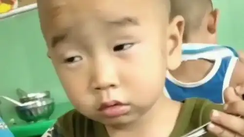 春困秋乏夏打盹,看来小萌娃是逃不过了,困得都睁不开眼
