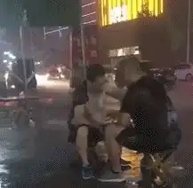 搞笑gif,,酒逢知己千杯少,妹子我先喝光了

