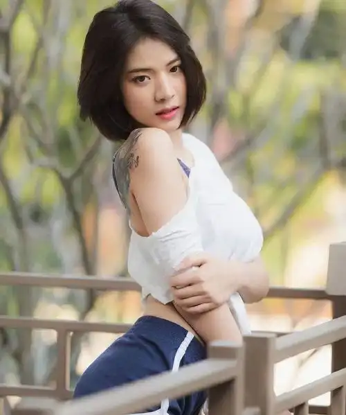 搞笑gif趣图美女你这姿势不错,没男朋友的话就跟我试试吧
