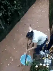 搞笑gif趣图大哥,如此的冷你竟然穿着短袖给天气点面子
