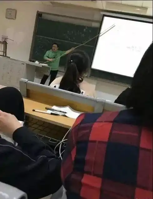老师,讲课就讲课,不要舞刀弄枪啊
