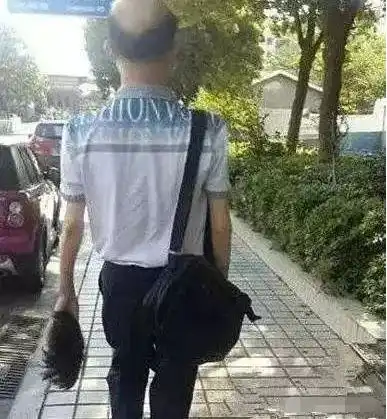 姑娘,没感觉身后不对劲吗这让后面的人看见多尴尬
