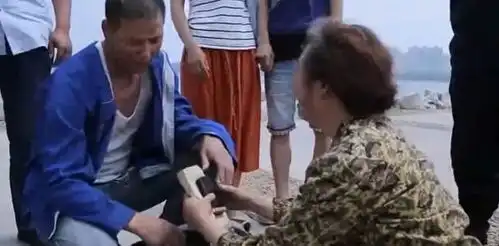 富豪扮乞丐回乡,遭到亲朋无情嘲笑,当美女豪车出现后他们傻眼了
