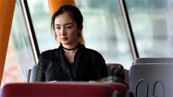 女子婚姻不幸要离婚,母亲哭着阻拦,听了她的一番话,心痛到流泪
