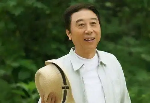 62岁老艺术家冯巩出门不带保镖,接地气行为获网友一致称赞
