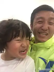 组图萌邹市明胖轩搞笑扮鬼脸小儿子比v
