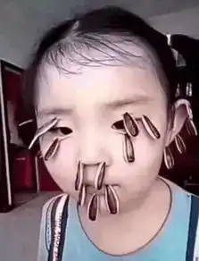 大马路上做这种事...太搞笑了,哈哈哈
