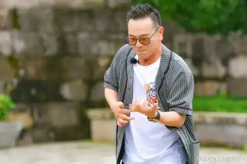 老戏骨直播带货被骂晚节不保,当众洒泪有网友质疑其售假
