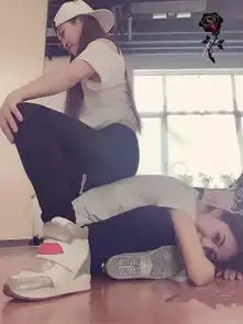 爆笑gif趣图妹子,你也太没有素质了吧,躺在雕像上也太任性了吧
